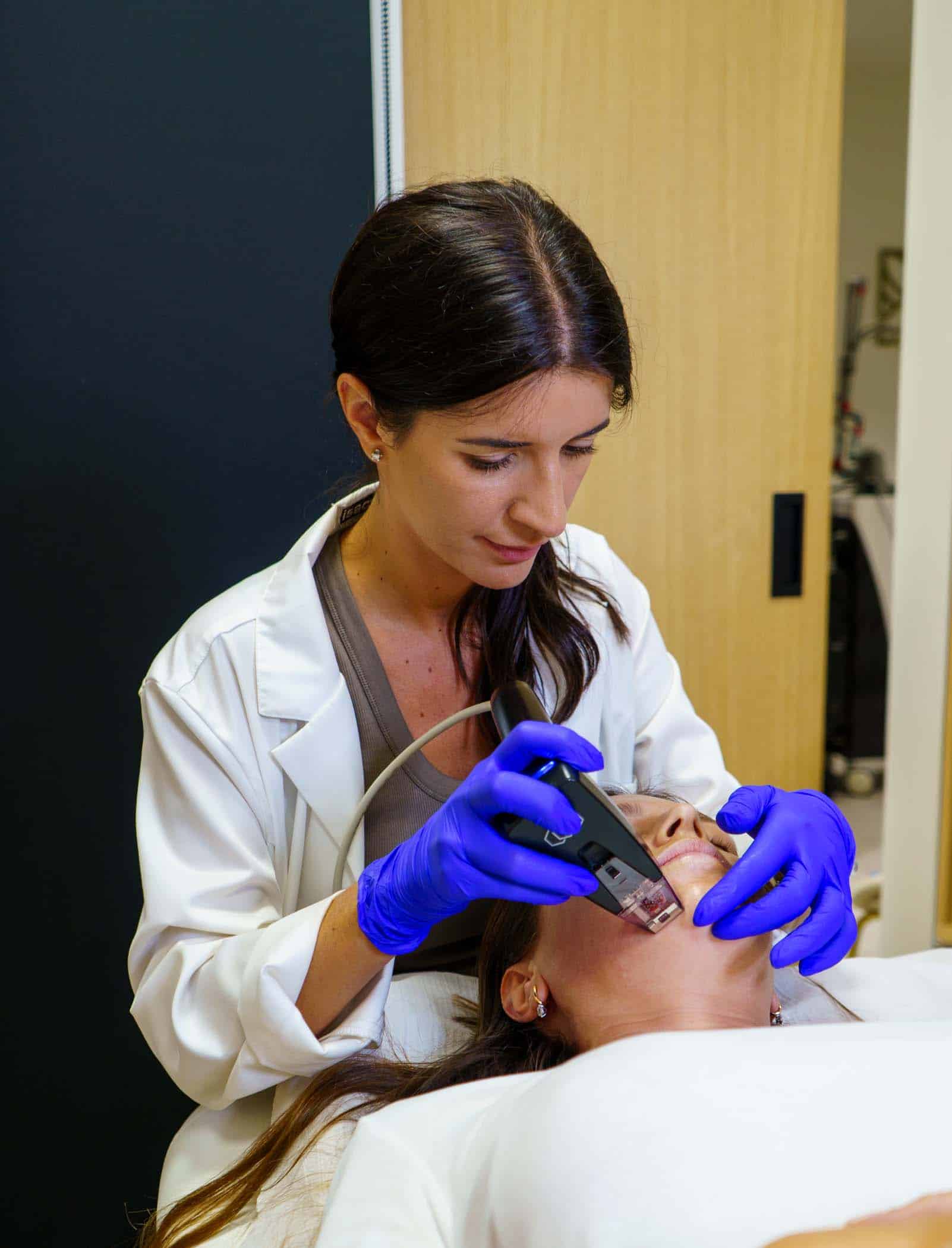 Consulta médica de valoración de abdominoplastia en Instituto Rubí