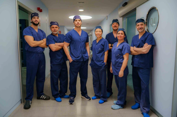 Dr. Carlos Rubí y su equipo de cirujanos plásticos, especialistas en abdominoplastia en España